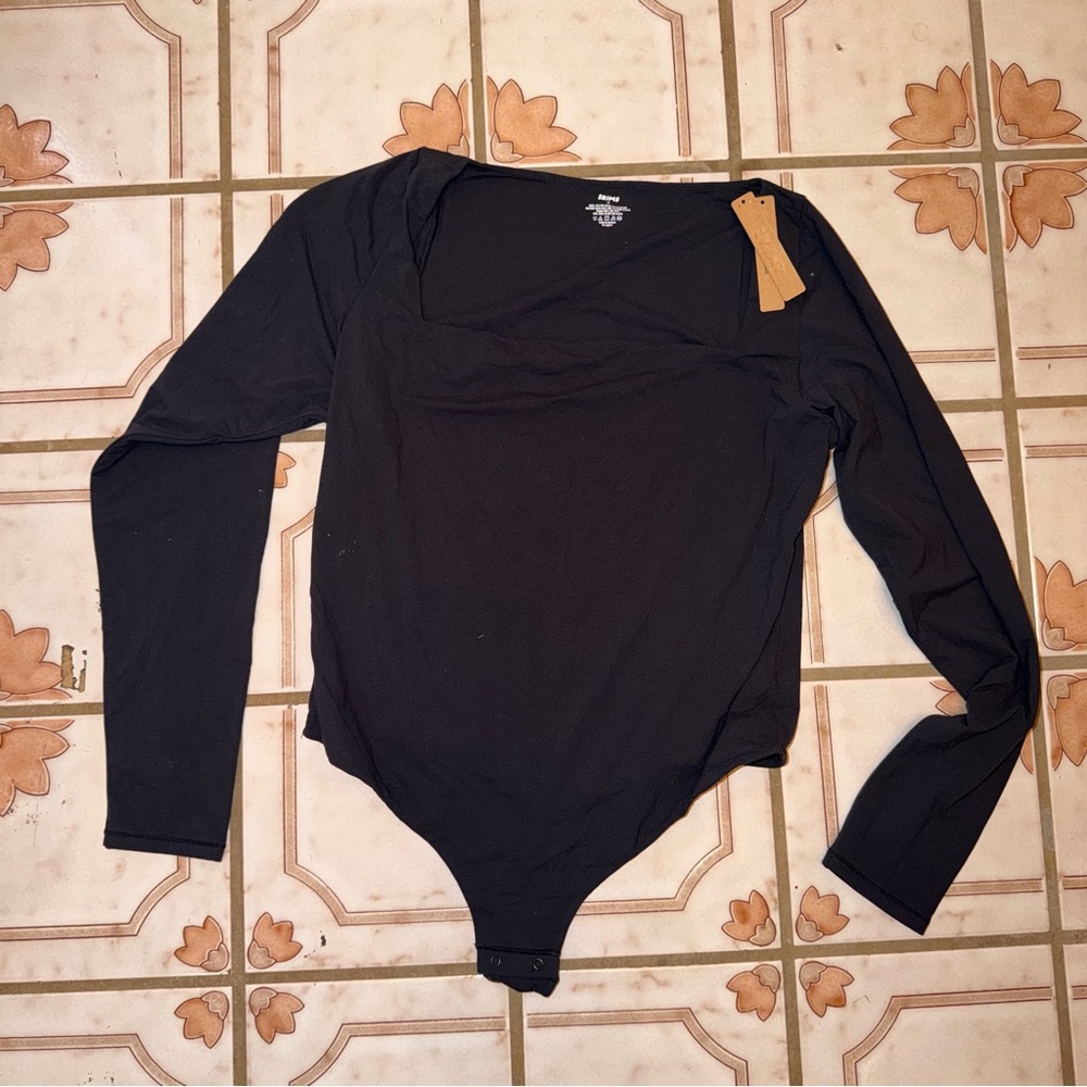 NWT SKIMS GRAPHITE FITS EVERYBODY LONG SLEEVE SQUARE‎ NECK BODYSUIT